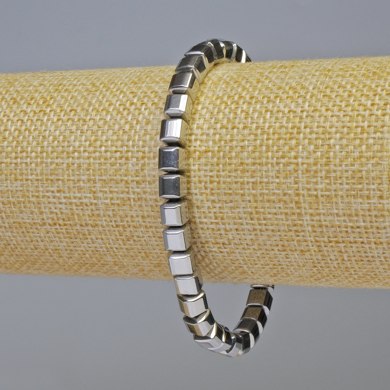 Brățară din hematit cu cub rotunjit, culoare argintiu, diametru 6x6 mm, lungime 18 cm, elastică