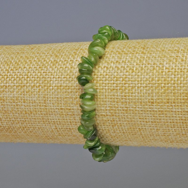Brățară cu fragmente de jadit, diametre 9×3 mm și 6×3 mm, lungime 18 cm, pe elastic