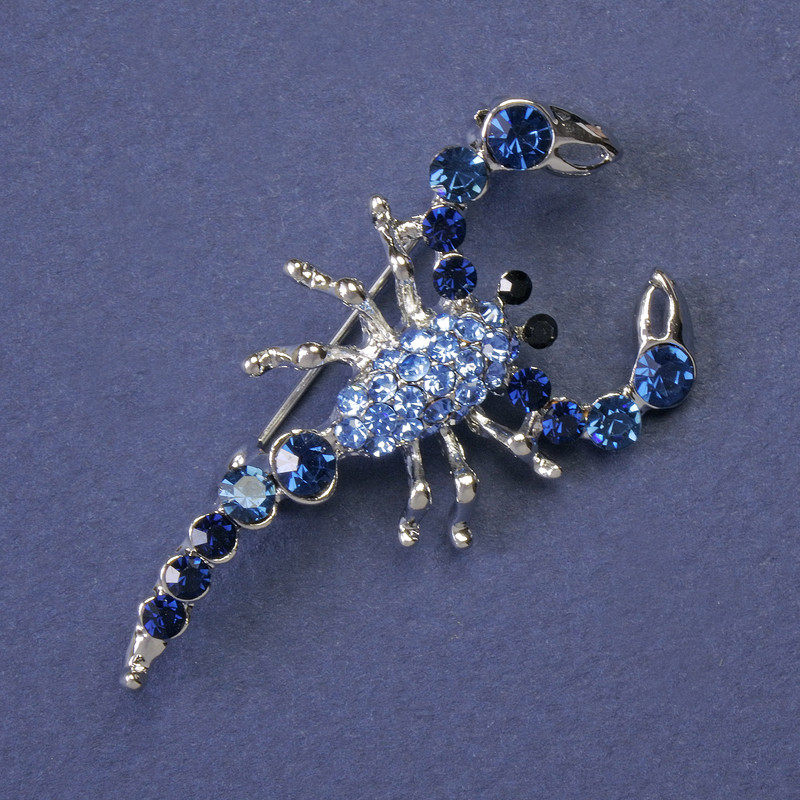 Broșă Scorpion cu cristale albastre deschise și albastre închise, culoare argintie a metalului 47x25mm +