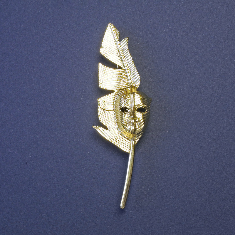 Broșă-pandantiv Penă a Scriitorului cu mască, metal auriu, 80×23 mm