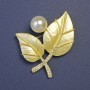 Broșă Frunzulițe cu perlă albă (acril) 45x40 mm +/- metal auriu