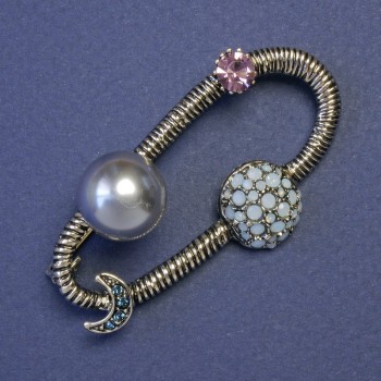 Broșă Orbita cu planete, perlă gri artificială, strasuri albastre, 53×32 mm, metal argintiu