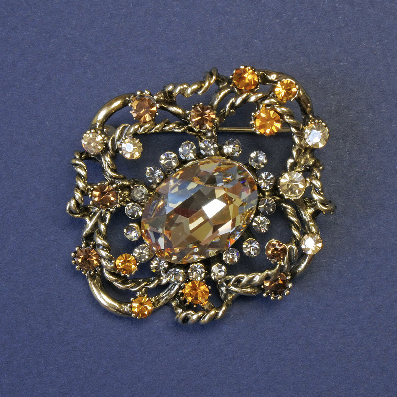Broșă Accent cu cristal galben mare și strasuri, 44x38 mm, metal auriu