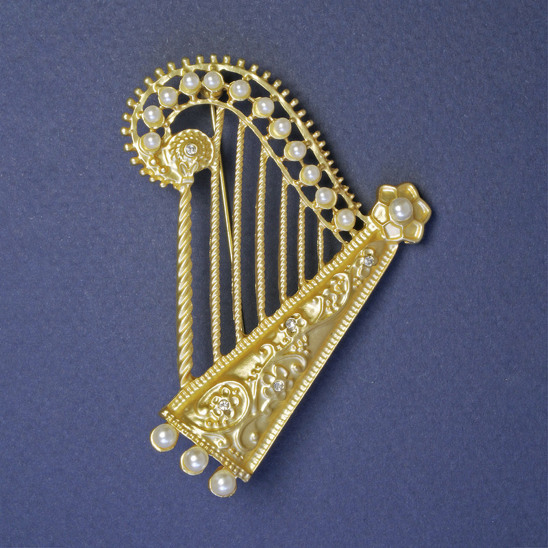 Broșă în formă de harpă cu perle albe, 65x53 mm, metal auriu