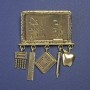 Broșă – Tablă matematică cu pandante, 60×45 mm, metal auriu