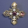 Broșă în formă de Crucea Malteză împodobită cu perle albe și strasuri colorate, 52×52 mm, metal argintiu