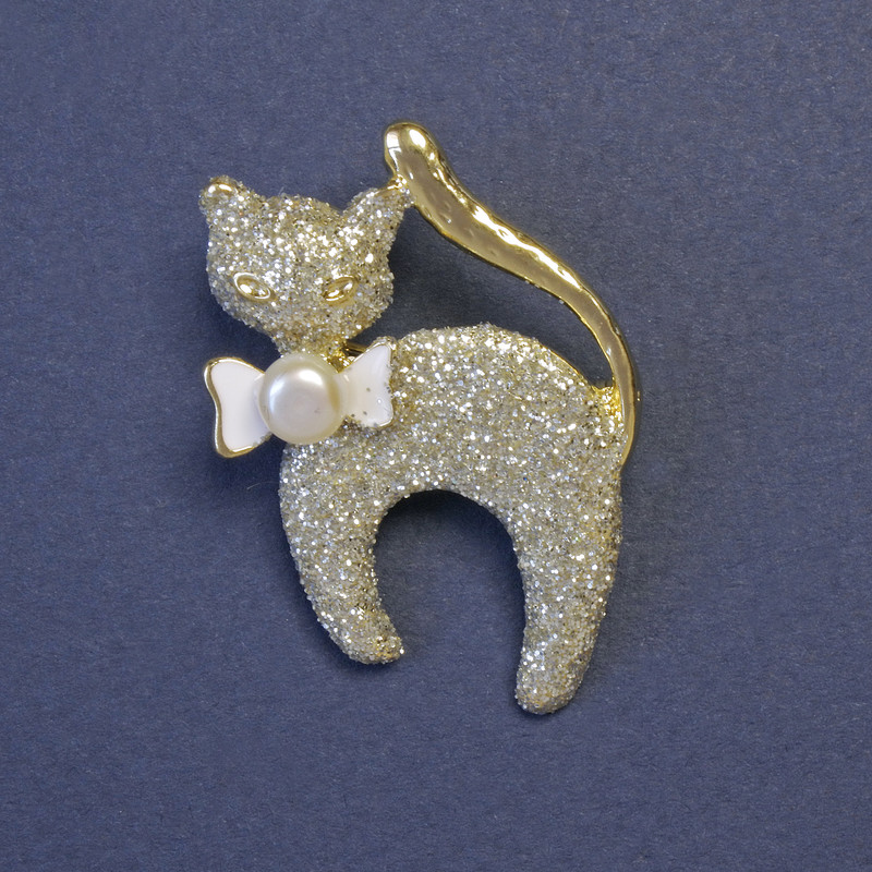 Broșă «Pisicuța Strălucitoare», acoperire argintie, metal auriu, 39×29 mm+