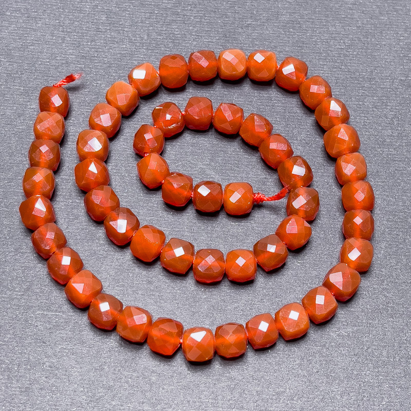 Mărgele carneol pe șnur, cub facetat, diametrul aproximativ 7 mm, lungimea aproximativă 37 cm