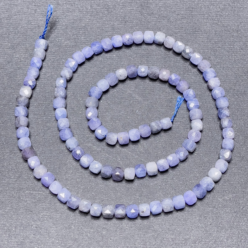 Mărgele de safir pe șnur, cuburi tăiate, diametrul 4 mm, lungimea 39 cm