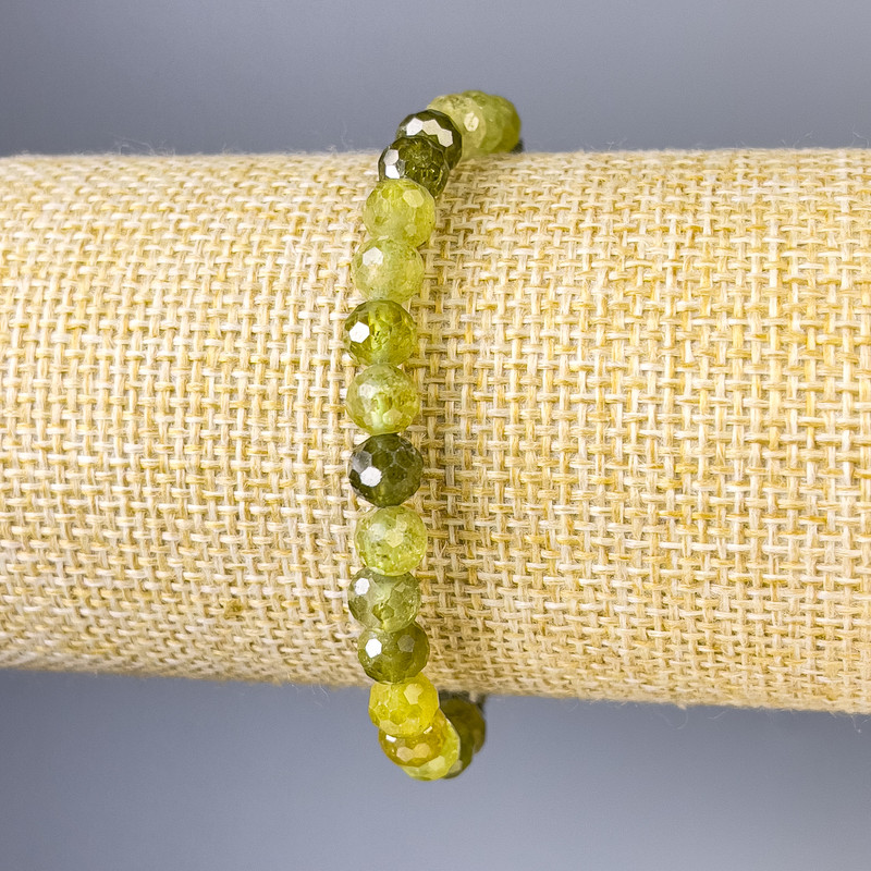 Brățară Grosular (granat verde) cu mărgele facetate, diametrul 6 mm, lungimea 18 cm, pe elastic