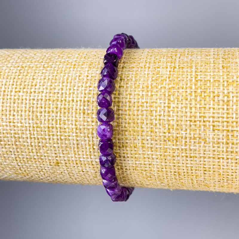 Brățară din sugilit, cuburi facetate, diametrul 5×5 mm, lungime 18 cm, șir elastic