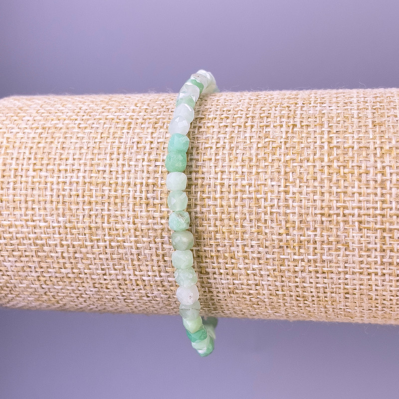 Brățară din smarald, cuburi tăiate, dimensiune 4x4 mm, lungime 18 cm, bază elastică