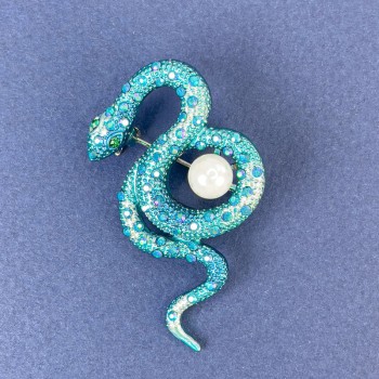 Брошка Змія блакитна емаль з райдужними стразами та перлиною сріблястий метал 46х25мм +