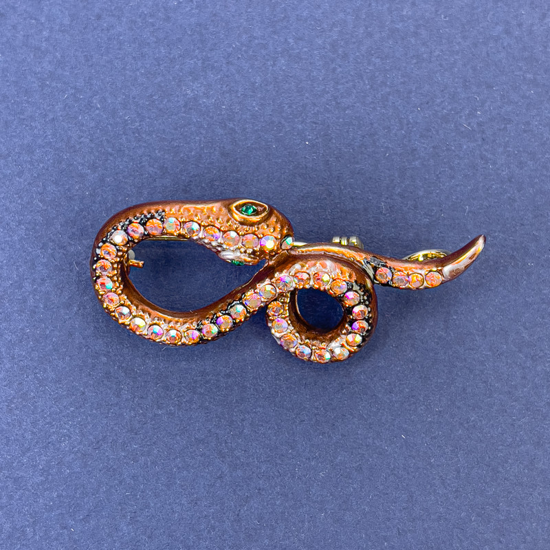 Broșă-pendentă în formă de șarpe, culoare bronz, cu strasuri irisate, metal auriu, 44x20 mm +