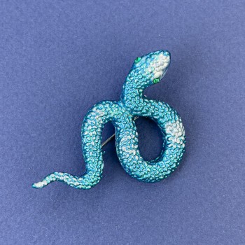 Broșă–pandantiv «Șarpe» cu email albastru deschis, cu strasuri albastre, metal argintiu 53×32 mm +