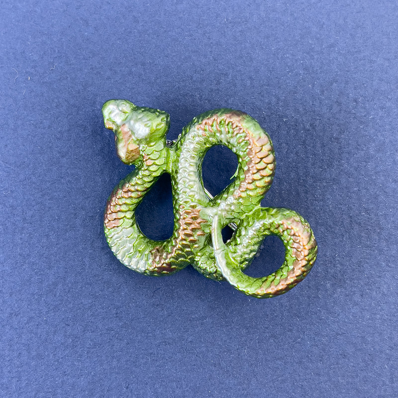 Broșă-pendativ «Șarpe» — 40×31 mm, email verde deschis, metal argintiu