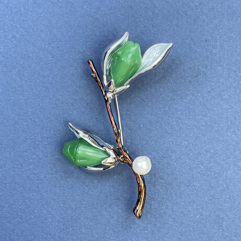 Broșă – Ramură cu floare și perlă, culoare gri și maro, metal argintiu, 48×59 mm+