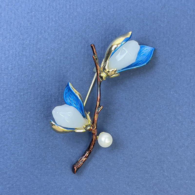 Broșă Crenguță cu floare și perlă, culoare albastru și maro, metal auriu 48x59mm+