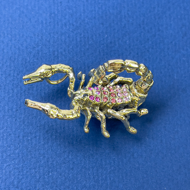 Reducere: Broșă-pendentă Scorpion cu cristale roz, metal auriu, 27x42mm+