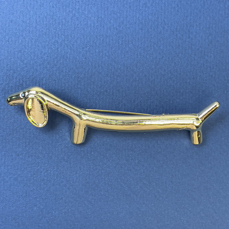 Broșă Teckel din metal auriu 21×85 mm+