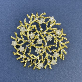Broșă-pendulă ramură cu flori albe și strasuri albe, metal auriu, diametrul 60 mm+