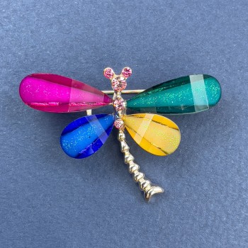 Broșă în formă de fluture cu strasuri albe și roz, metal auriu, diametrul 40 mm, lungimea 30 mm