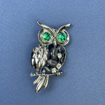 Broșă «Ochi de pisică» cu strasuri verzi și gri, metal argintiu-gri, diametrul 27 mm, lungimea 50 mm