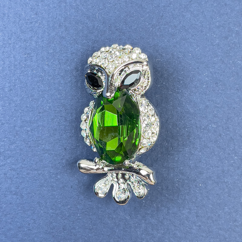 Broșă Bufniță cu cristale albe și cristal verde, metal argintiu, diametrul 19 mm, lungimea 37 mm