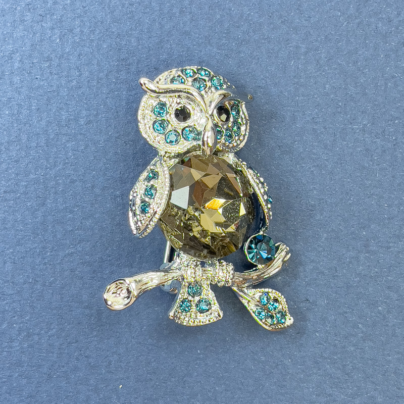Broșă-pendentă Bufniță, strasuri albastre, cristal gri, metal argintiu, diametru aproximativ 26 mm, lungime aproximativ 36 mm