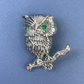 Broșă «Bufnița» cu paiete verzi, metal argintiu, diametru ~28 mm, lungime ~45 mm