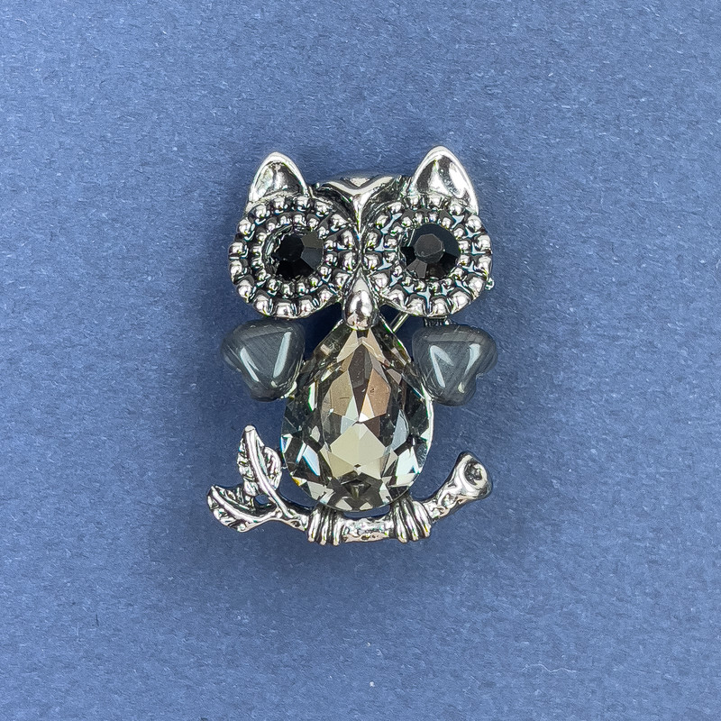 Broșă-pendant Bufnița cu cristale gri și negre, metal argintiu, diametru 18 mm, lungime 27 mm