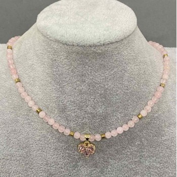 Choker din cuarț roz, mărgele lucioase de 4 mm ±, cub hematit de 3 mm ±, cu pandantiv inimă de 12 mm ±, lungime 36 cm ±, lanț de extensie