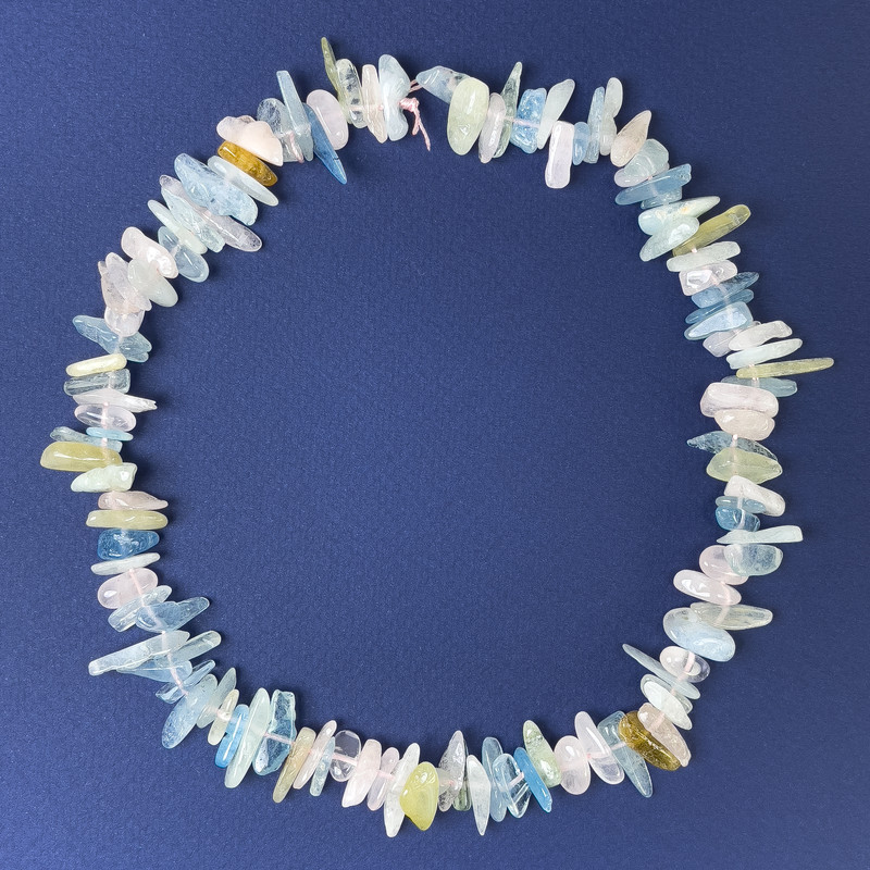 Mărgele Morganit, formă cioburi, ac, 11–20×3–5 mm, pe șnur, lungime 39 cm