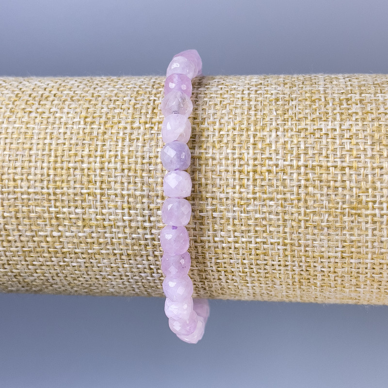 Brățară din kunzit cu fațete cubice, diametrul 6 mm, lungime 18 cm, pe elastic
