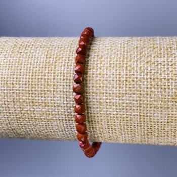 Brățară din jasper roșu, cuburi facetate, diametrul aproximativ 5 mm, lungime aproximativă 18 cm, pe bandă elastică