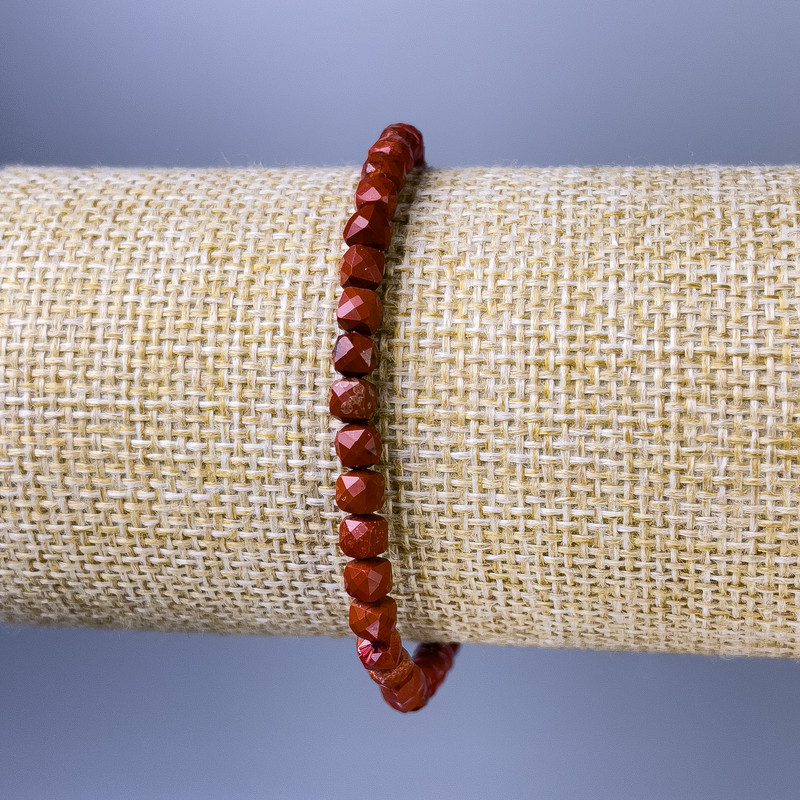 Brățară din jasper roșu, cuburi facetate, diametrul aproximativ 5 mm, lungime aproximativă 18 cm, pe bandă elastică