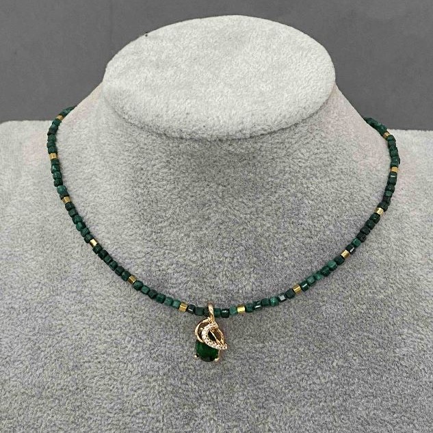 Choker din malahit cu cuburi tăiate, diametru aproximativ 2 mm, cu pandantiv metalic auriu, lungime 36–40 cm, cu închizător