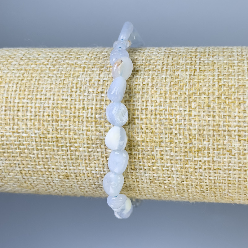 Brățară din calcedon, fațetată, diametrul 5-8×6 mm, lungime 18 cm, pe bază elastică