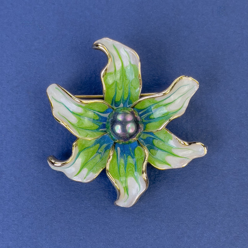 Broșă Floare, diametru aproximativ de 45 mm, email verde și perlă