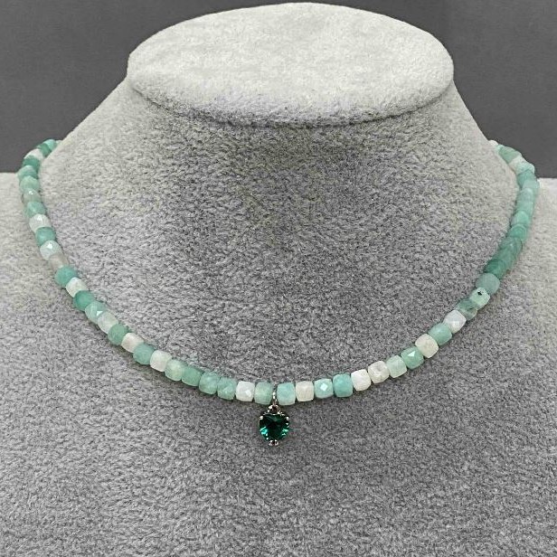 Choker cu smarald, piatră naturală tăiată în cub, diametrul 4 mm ±, pandantiv cu cristal verde, din metal auriu, lungime 36–41 cm+