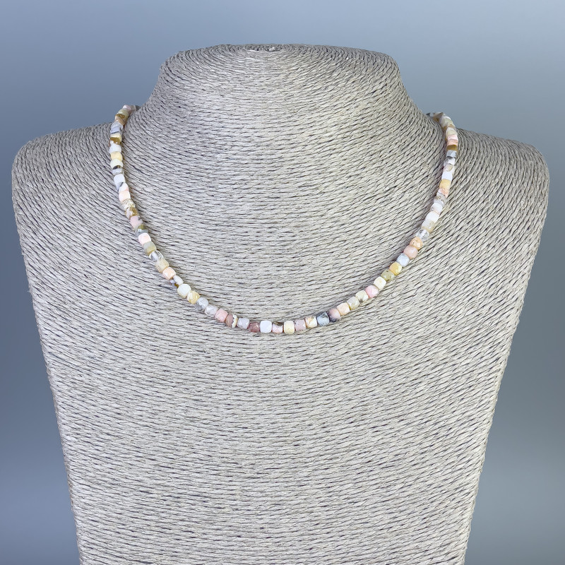 Colier din opal tăiat în cuburi 4x4 mm, lungime 45 cm, cu închidere