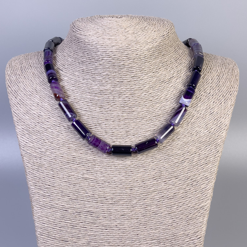 Colier din agat mov cilindric, diametru 15×8 mm, lungime de aproximativ 45 cm, cu închizătoare