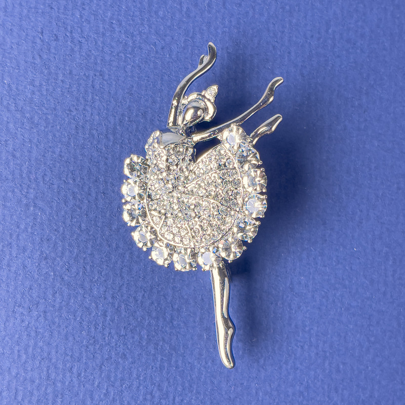 Broșă Balerină cu strasuri albe, 51×26 mm, metal argintiu
