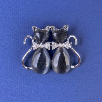 Broșă «Pisici» cu ochi de pisică gri închis, cristale albe, metal argintiu, diametru 31×38 mm +