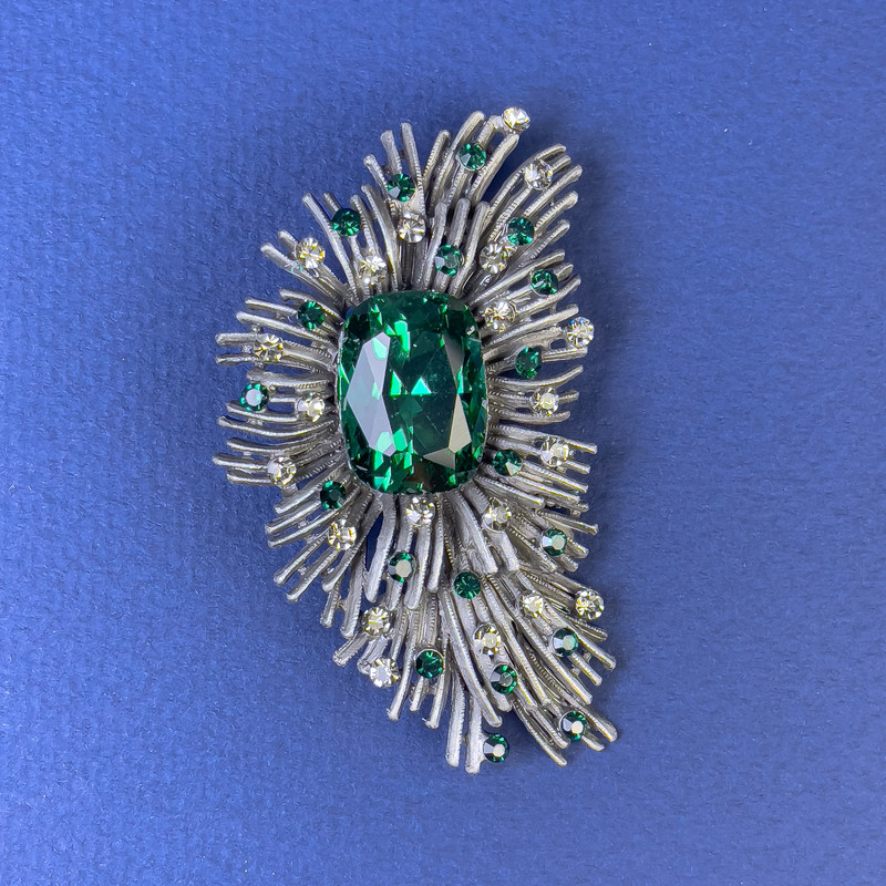 Broșă Accent cu strasuri albe și verzi, cristal verde, culoare metal gri închis argintiu, 60x36mm+