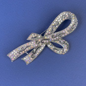 Broșă în formă de fundă cu strasuri curcubeu, metal argintiu închis, diametrul 78x40 mm +