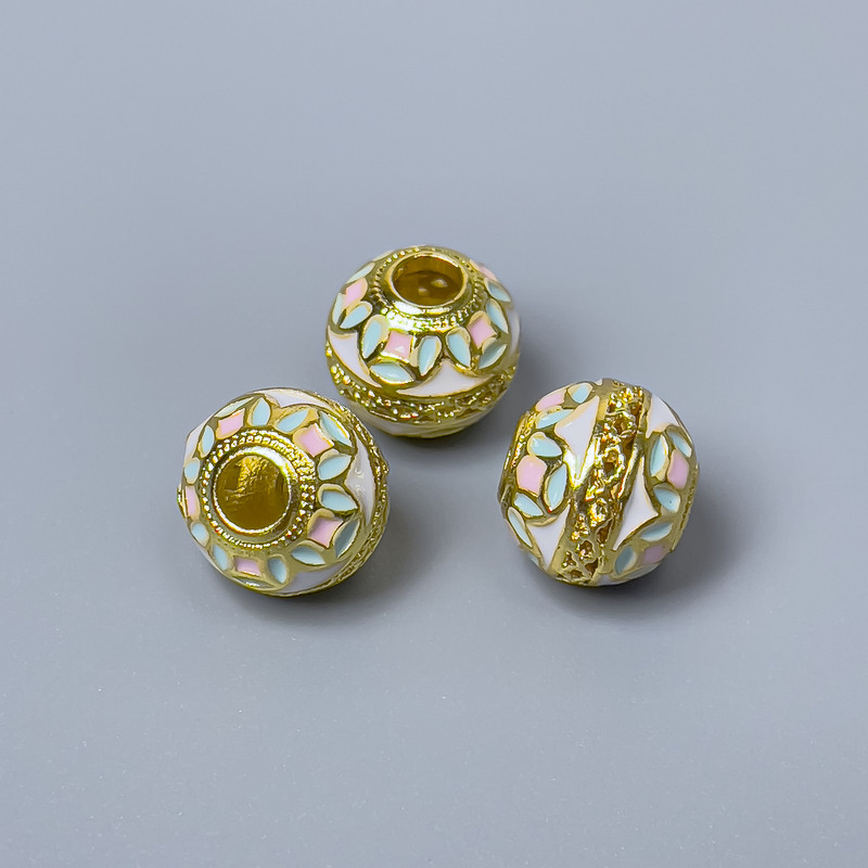 Mărgea Cloisonné roz alb email, diametrul 10×9 mm, gaură de 3,5 mm, culoare metalică aurie, 1 bucată