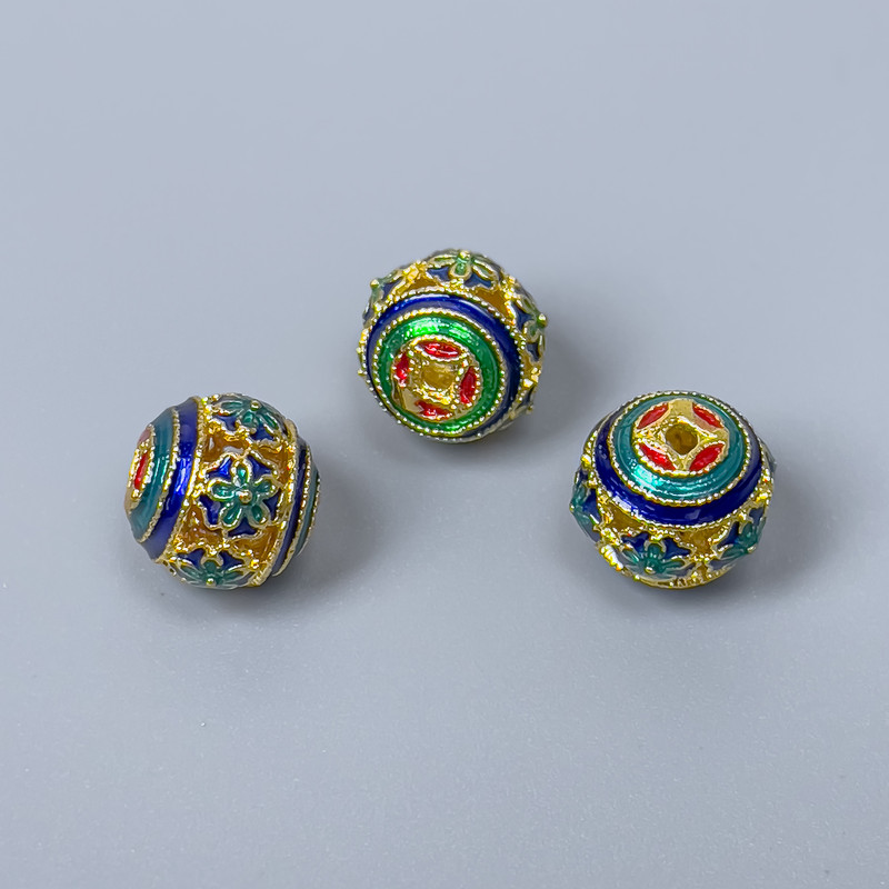 Mărgea Cloisonné cu emailuri, albastru, roșu, turcoaz și verde; diametru aproximativ 10x9 mm; gaură de 1,5 mm; culoare metal aurie; 1 bucată