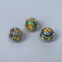Mărgea Cloisonné cu emailuri, albastru, roșu, turcoaz și verde; diametru aproximativ 10x9 mm; gaură de 1,5 mm; culoare metal aurie; 1 bucată