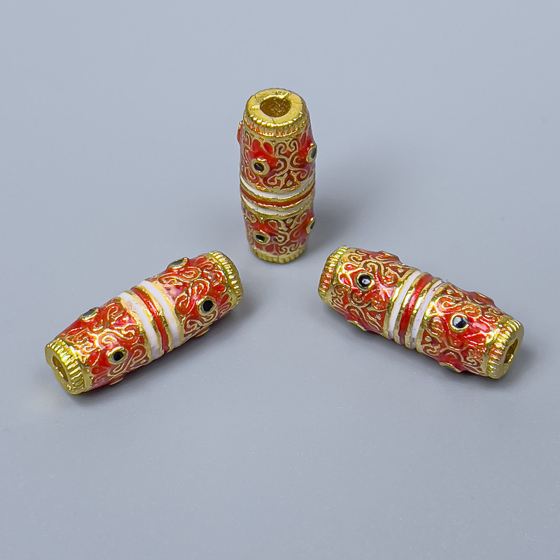 Mărgea Cloisonné cilindrică – roșie, albă, neagră, email, diametru 6×17 mm, gaură de 2,5 mm, culoare metal aurie, 1 bucată